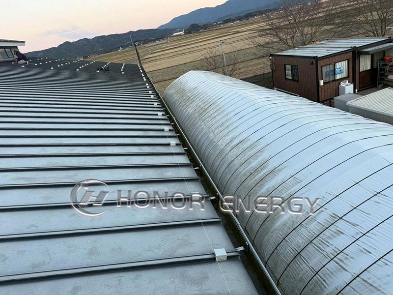 Az állóvarrat fém tetőbilincsek fel vannak szerelve és készen állnak